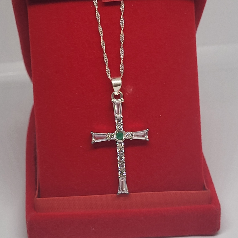 Elegant Silver Cross With Emeral Natural Pendant Necklace